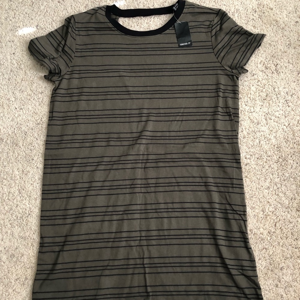 Loosely fit dress with cut out on the back